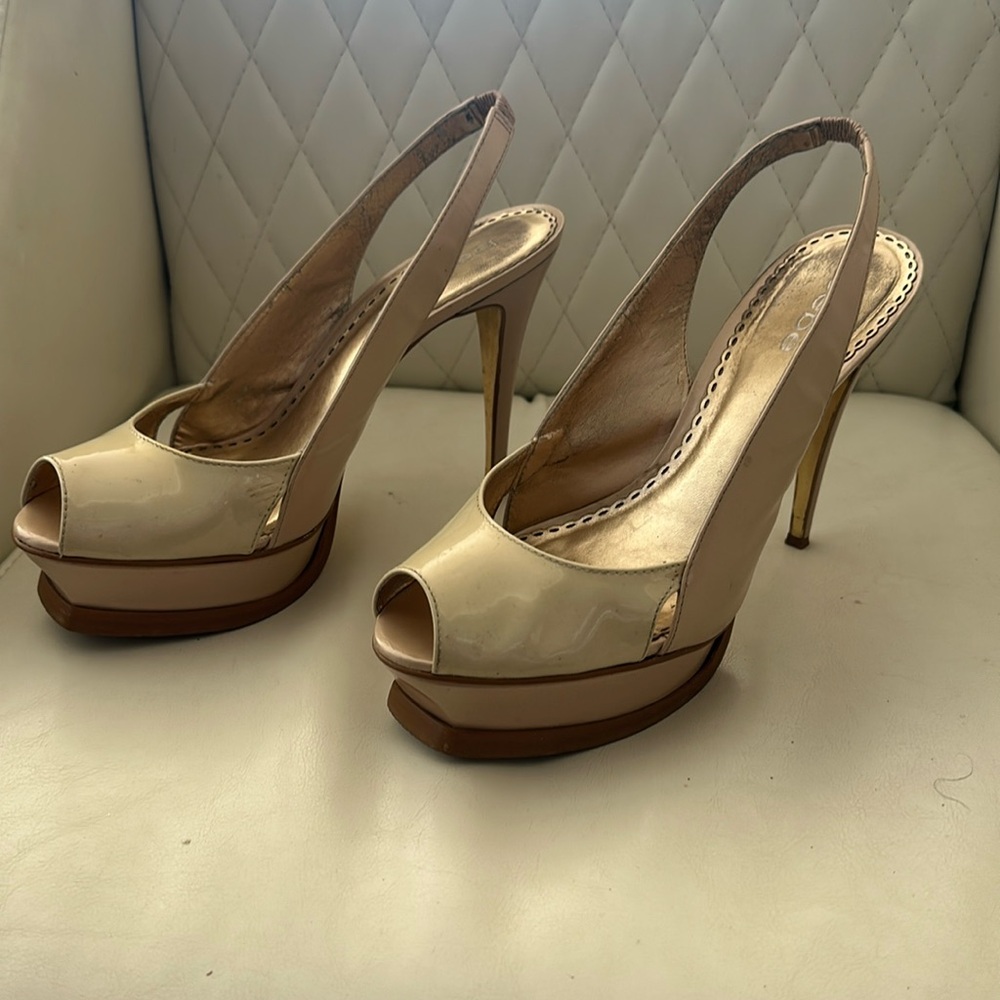 Bebe Sahara design shoes beige slingback very comfortable patent lea